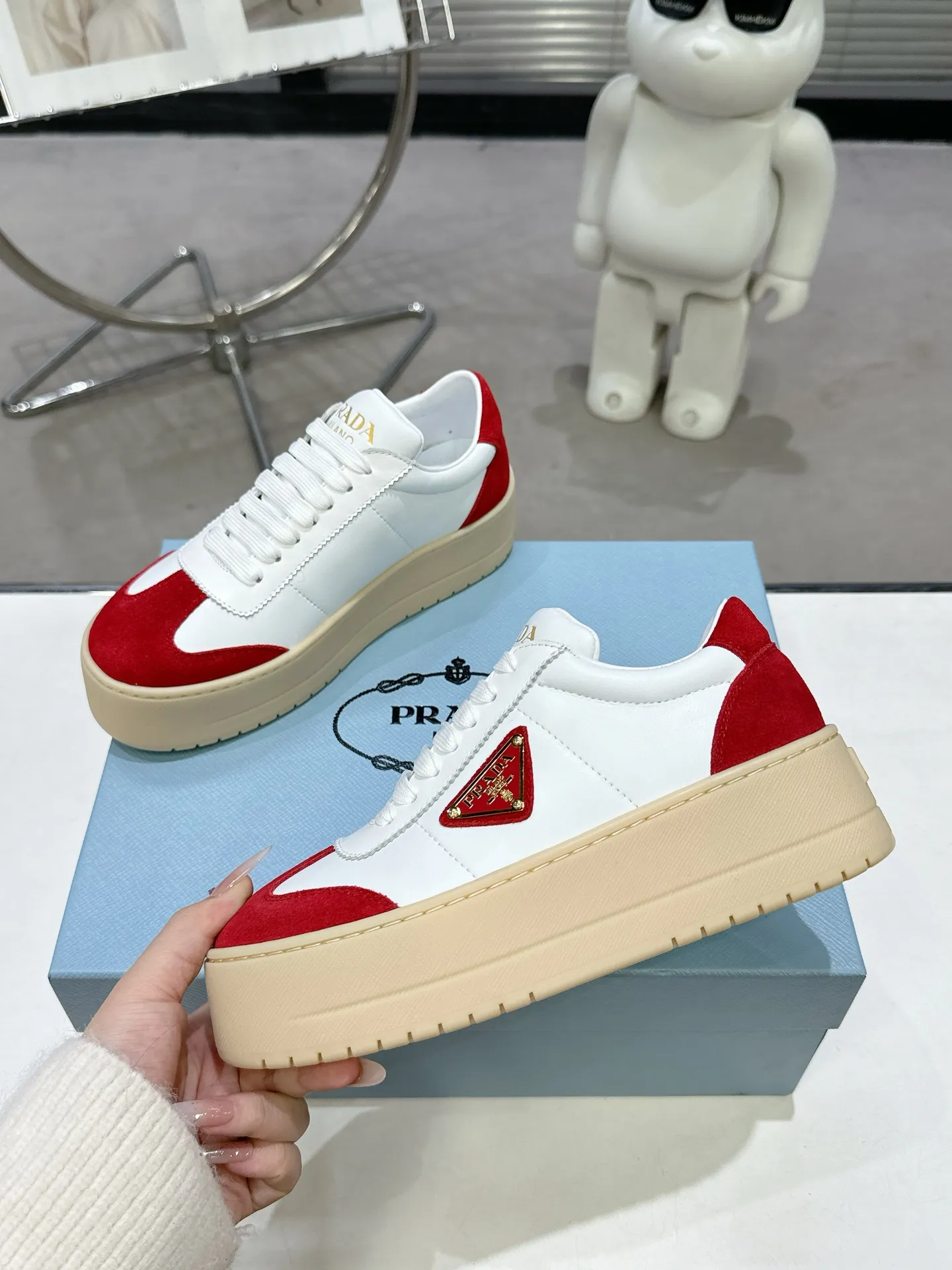 👟👟Ex-factory price 600👟👟 Prada Latest Downtown Bold series Thick-soled Platform Shoes Triangle Logo Casual Sports Shoes White Shoes Original purchase, development and production Downtown Bold sneakers are inspired by the basketball shoes of the 1980s, with sporty design and exquisite details. Crafted from perforated leather, the statement platform sole provides a unique, modern style. The Prada logo is interpreted from different angles, decorated with the iconic enameled triangular metal logo, highlighting the unique classic style. Exquisite packaging at the delivery counter🛍📦 ▪️Fabric: Original custom imported first-layer cowhide ▪️Inner lining: Original imported sheepskin ▪️Outsole: Original open-molded ultra-light foam material ▪️Sole thickness: 4.5CM ▪️Size: Women's 35-40